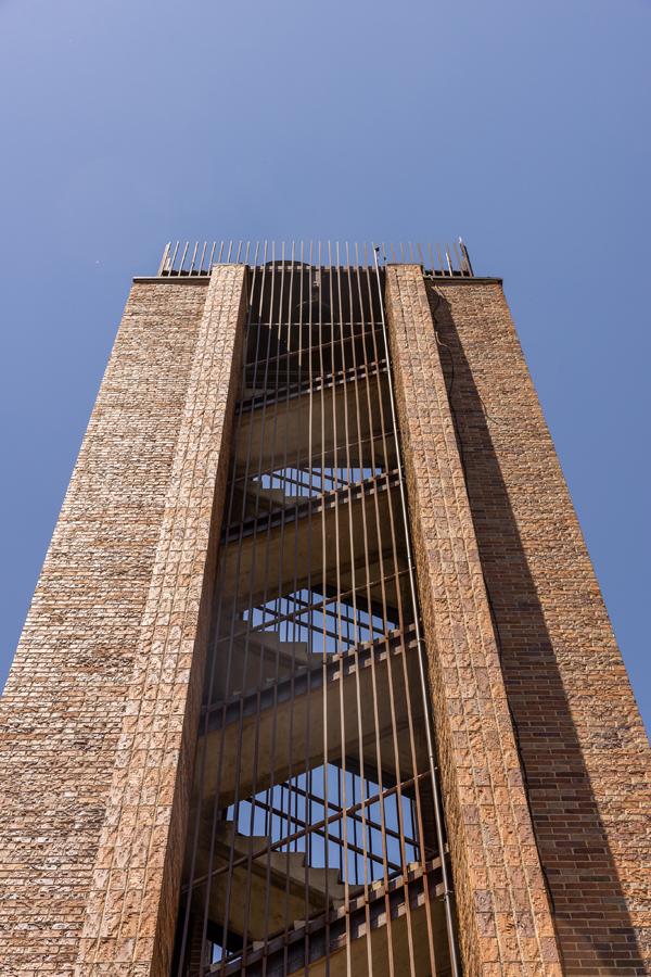 克里特岛校园钟楼的低空照片